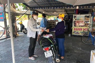 Thanh niên đi bộ về Thanh Hóa được người Quảng Nam tặng xe máy cùng hơn 10 triệu đồng