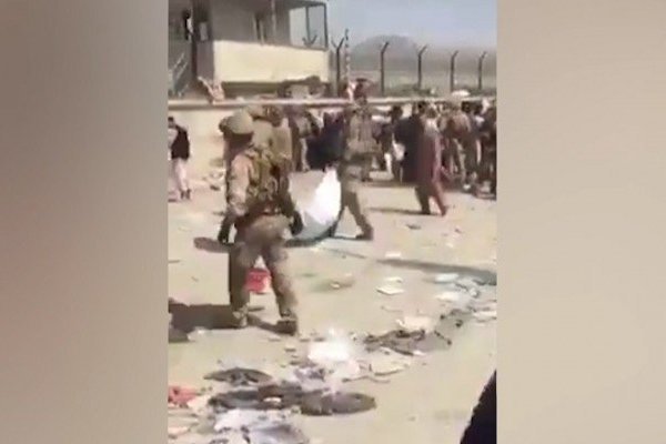 Các binh sĩ di chuyển thi thể nhiều người sau vụ hỗn loạn ở sân bay Kabul