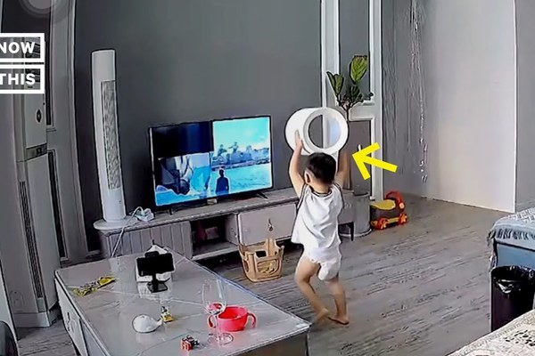 Cậu bé 2 tuổi ném đồ chơi làm vỡ tivi với lý do ‘cực đáng yêu’