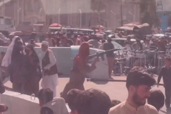 Taliban bắn súng, mạnh tay chặn người dân Afghanistan bên ngoài sân bay Kabul