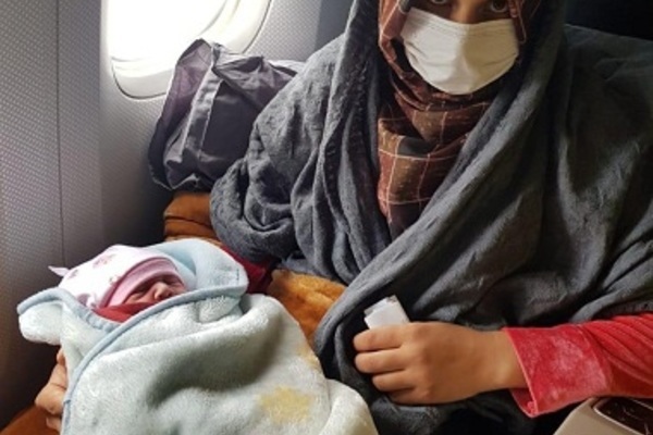Người tị nạn Afghanistan sinh con ở độ cao 10.000m