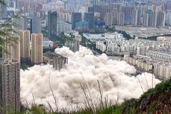 Trung Quốc cho đánh sập cùng lúc 15 tòa nhà cao tầng vì ‘xây mãi không xong’
