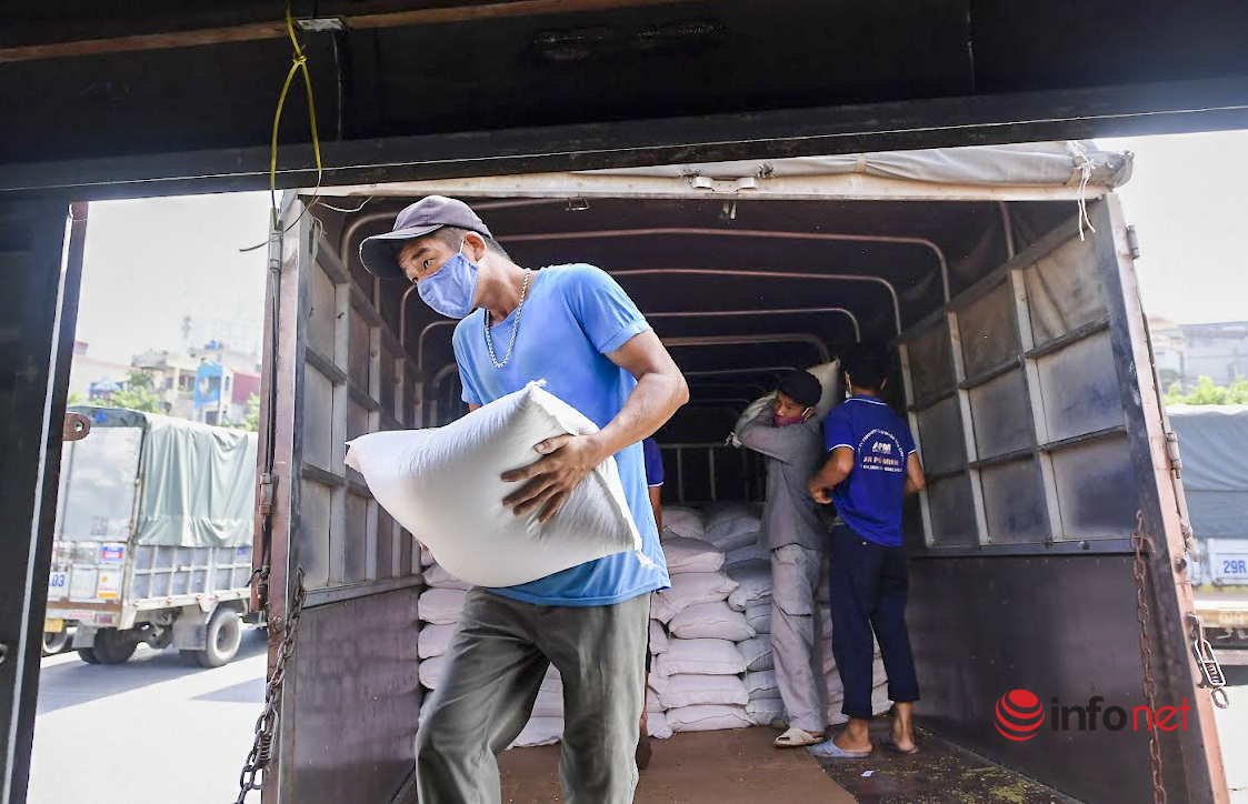 Chuyến tàu vận chuyển gần 300 tấn lương thực của Sơn La chi viện cho các tỉnh miền Nam