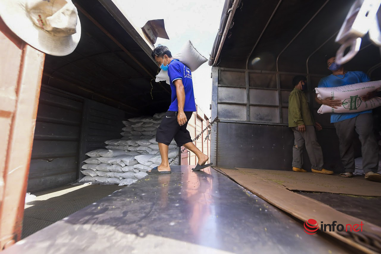 Chuyến tàu vận chuyển gần 300 tấn lương thực của Sơn La chi viện cho các tỉnh miền Nam