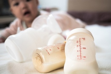 Náo loạn thị trường chợ đen buôn bán sữa mẹ ở Trung Quốc