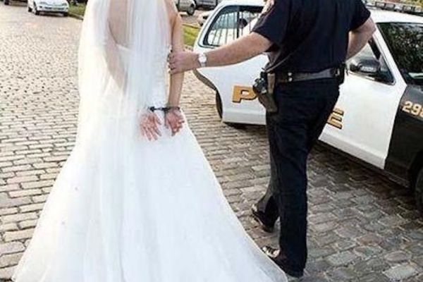 Hi hữu cô dâu bị bắt vì cắn cảnh sát ngay trong tiệc cưới