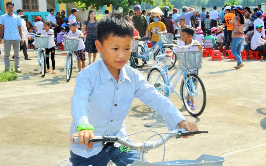 Quảng Ninh: Trao xe đạp cho 60 học sinh mồ côi, khuyết tật