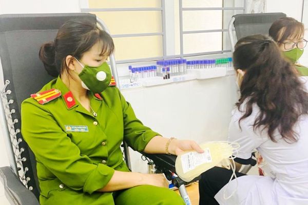 Nghệ An: Trực chốt trở về, nữ Trung tá lập tức hiến máu giúp bệnh nhân phẫu thuật