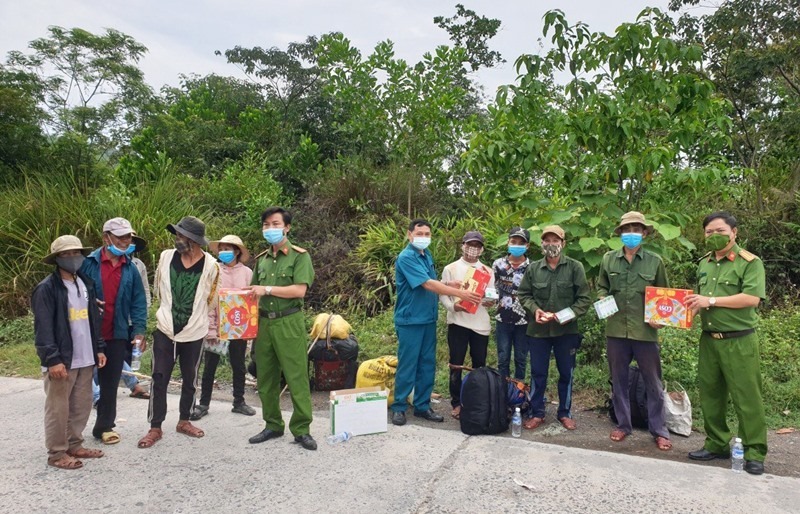 Định đi bộ từ Đà Nẵng về Quảng Ngãi, 16 người Hrê được hỗ trợ xe miễn phí
