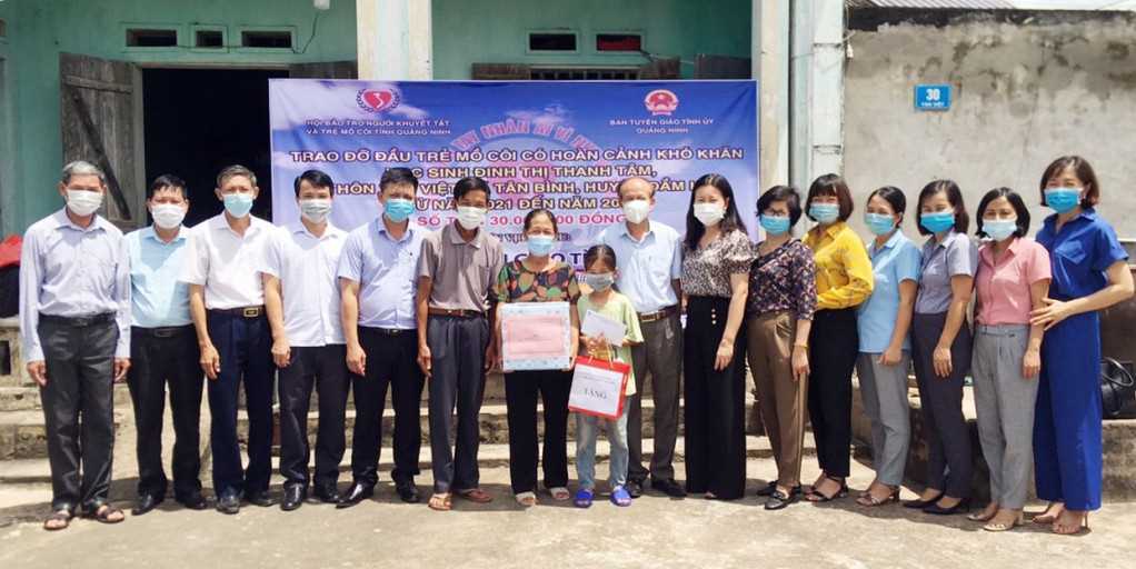 Quảng Ninh: Trao kinh phí đỡ đầu cho học sinh mồ côi