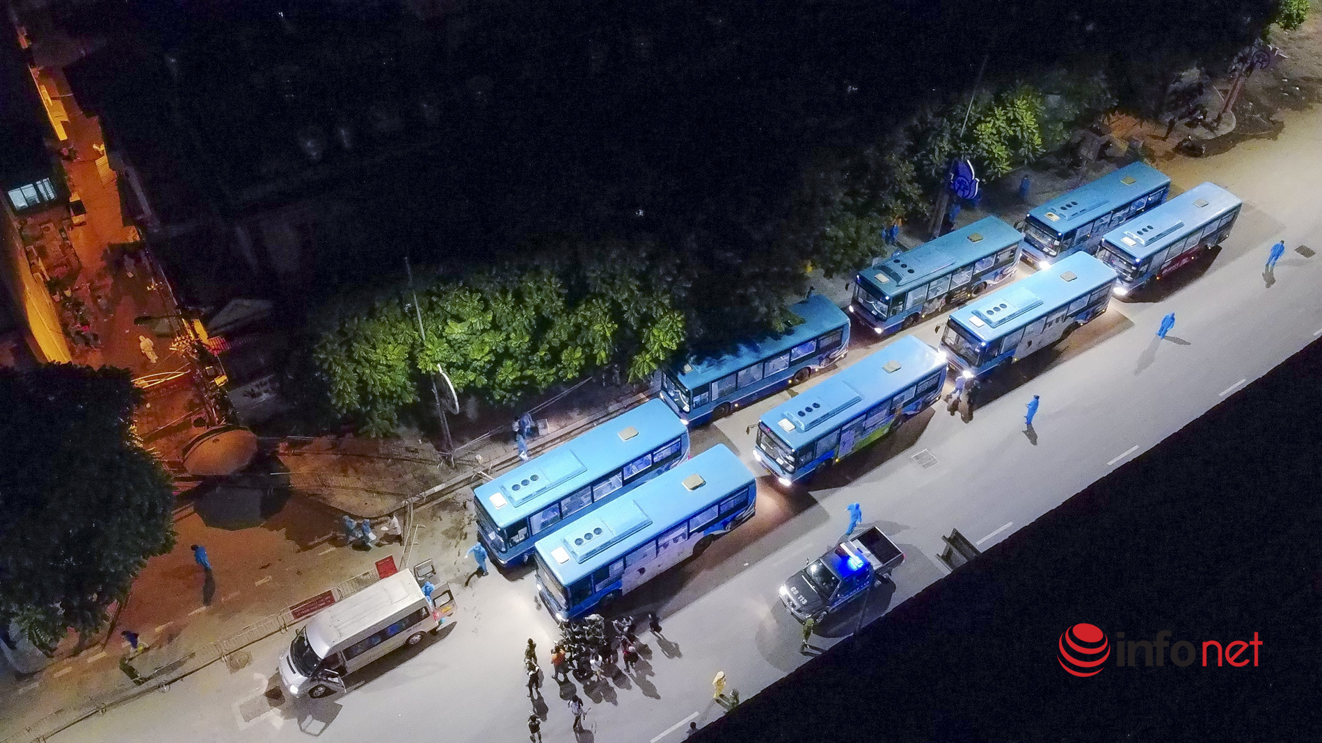 Đoàn xe đầu tiên đưa gần 1.200 người tại 'ổ dịch' Thanh Xuân Trung đến khu cách ly tập trung