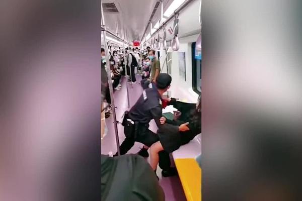 Tranh cãi bảo vệ nhà ga Trung Quốc kéo rách váy của hành khách trước đám đông