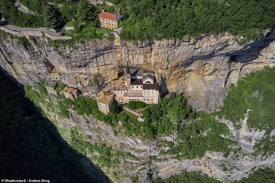 Toà nhà lơ lửng giữa vách núi cao 774 mét ở Italia