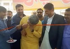 Quan chức Pakistan 'gây bão' vì dùng răng cắn đứt băng khai trương cửa hàng