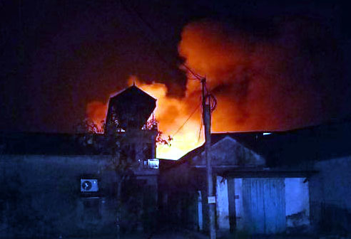Cháy lớn ở xưởng cồn khiến người dân hoảng loạn