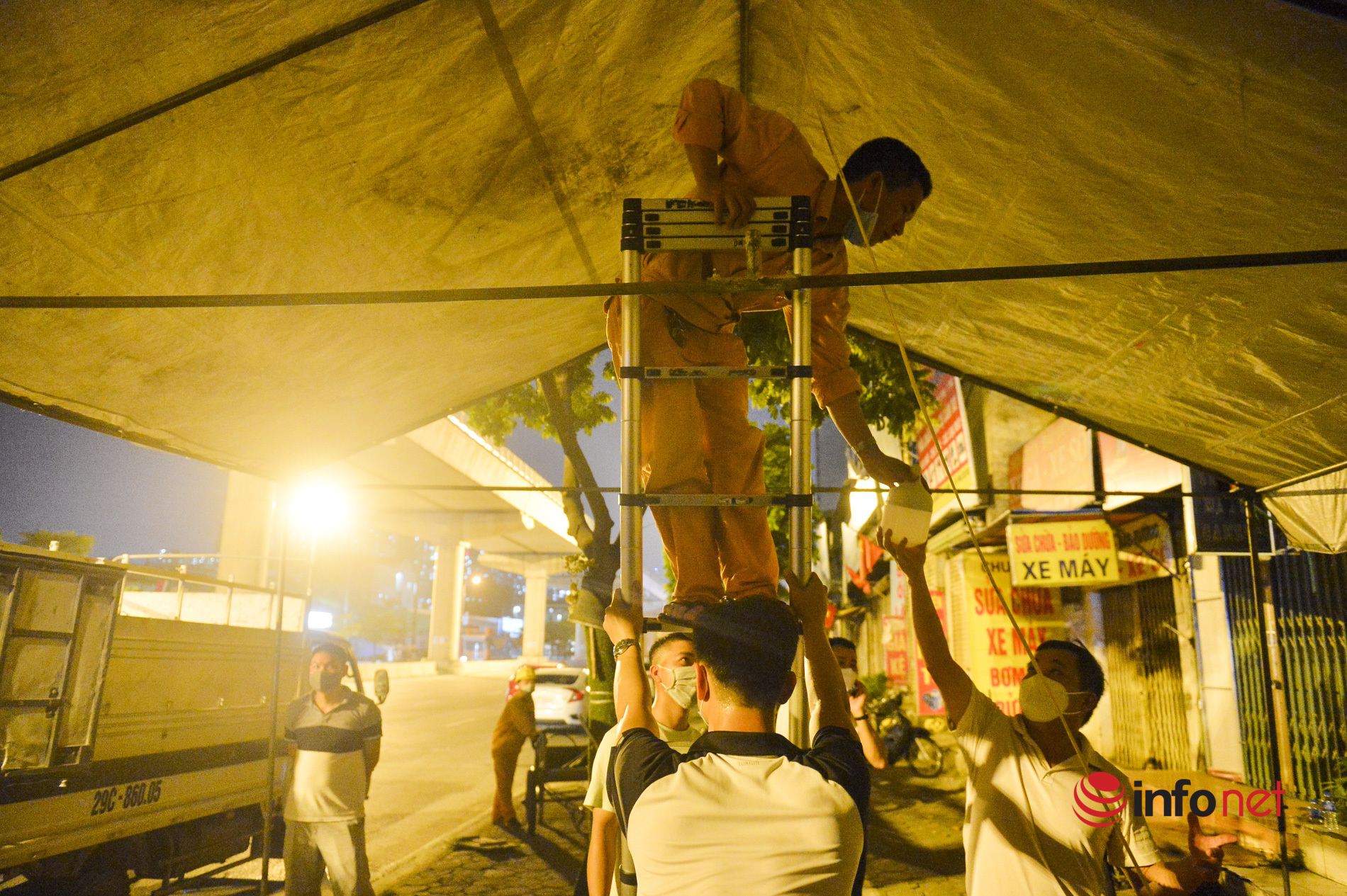 Hà Nội: Xuyên đêm dựng lều dã chiến để phòng chống dịch