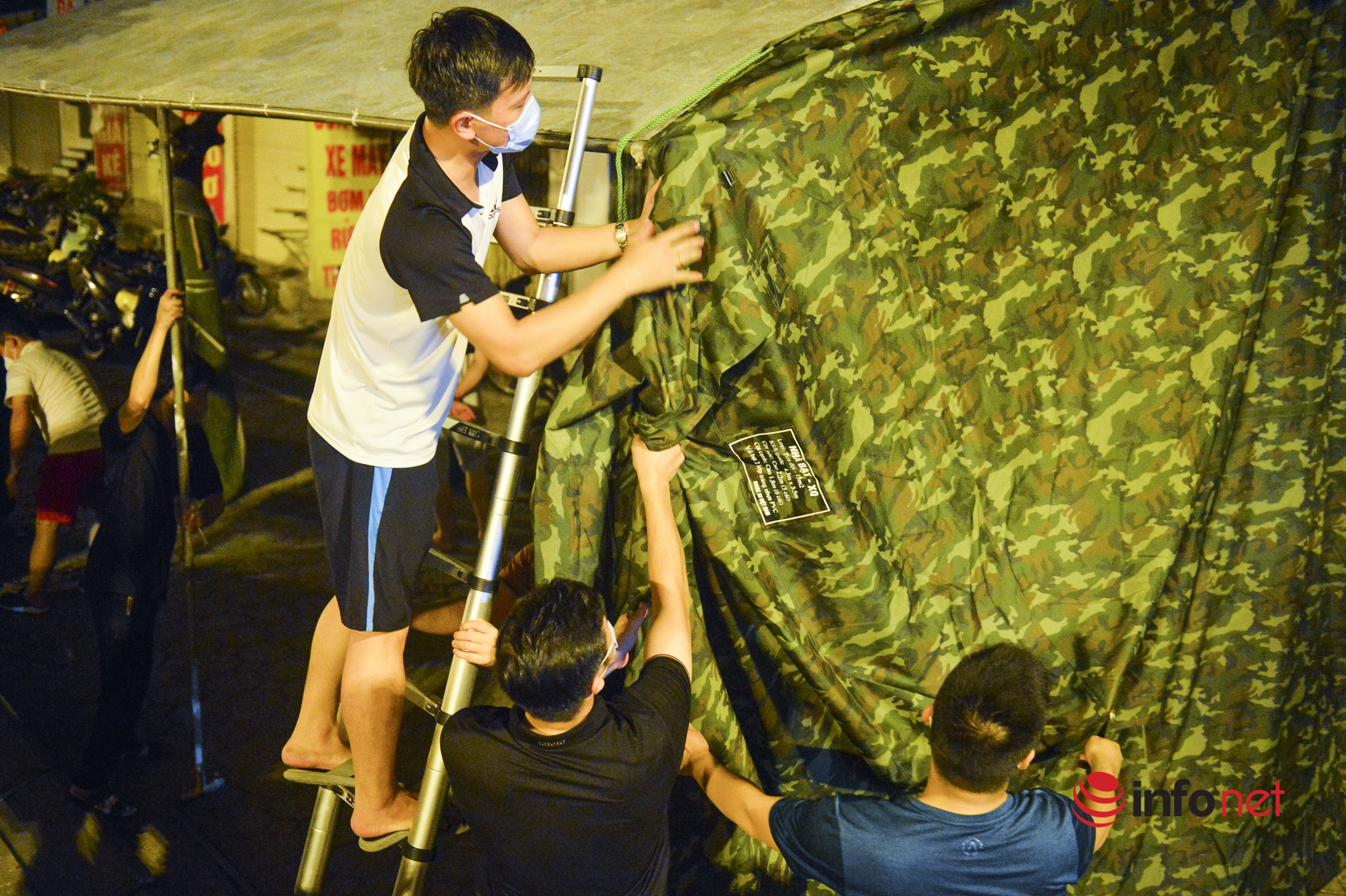 Hà Nội: Xuyên đêm dựng lều dã chiến để phòng chống dịch