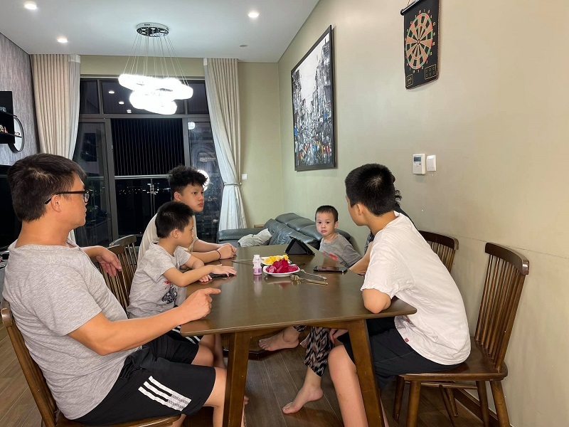 Khoảnh khắc gia đình MC Quang Minh họp bàn năm học mới 'đáng yêu nhất mùa dịch'
