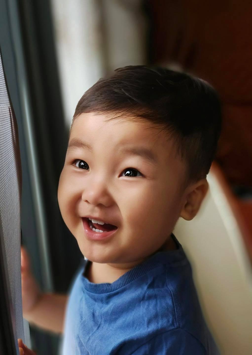 Lon ton vào bếp tìm đồ ăn cho mẹ, con trai 2 tuổi của Hòa Minzy “đốn tim” dân mạng