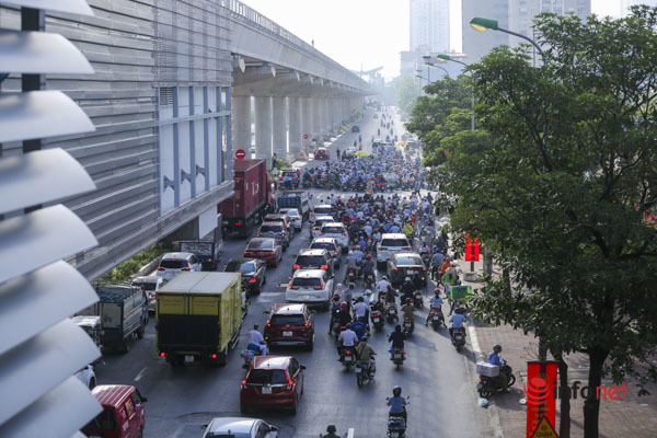 Ùn tắc hàng trăm mét tại chốt kiểm soát Hà Nội ngày đầu tuần