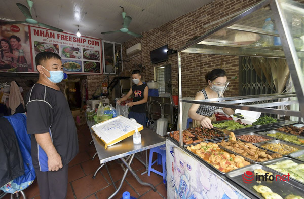 Hà Nội: Chủ quán ăn ở 'vùng xanh' phấn khởi mở bán hàng mang về