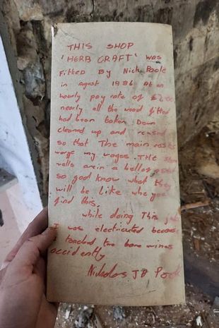 Tìm thấy bức thư viết tay còn nguyên vẹn sau 35 năm giấu kín trong tường nhà