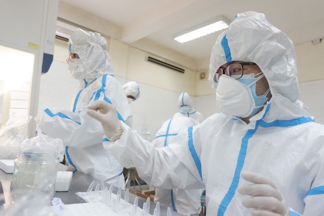 Hà Nội xét nghiệm diện rộng: 'Người dân được nhắc nhở nhân viên lấy mẫu để tránh lây nhiễm'