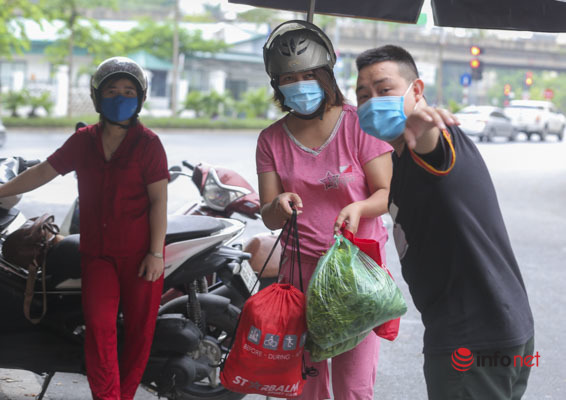 Hà Nội: Người thân đội mưa tiếp tế khu phong tỏa nghìn dân chợ Đại Từ