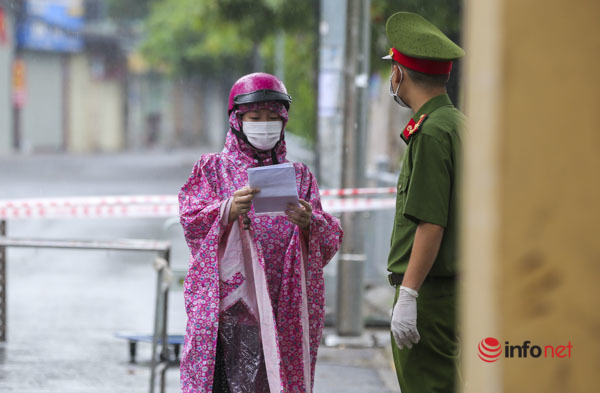 Hà Nội: Người thân đội mưa tiếp tế khu phong tỏa nghìn dân chợ Đại Từ