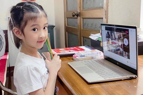 Hà Nội: Tranh cãi học sinh lớp 1 trường tư học online 6 tiết/ngày
