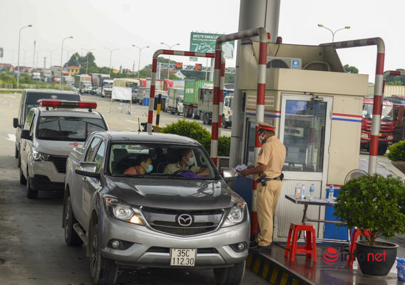 Hà Nội: Trạm kiểm soát cao tốc Pháp Vân - Cầu Giẽ ùn tắc kéo dài hàng ki lô mét