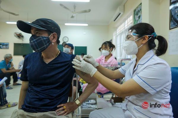 Hà Nội: Điểm tiêm vắc xin Trung Quốc Sinopharm đông đúc, vài người định về, phút chót ở lại tiêm