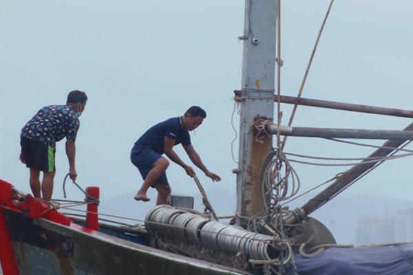 Ngư dân 2 tỉnh kéo gần 3.000 tàu thuyền vào bờ, chằng chặt dây phòng chống bão số 5