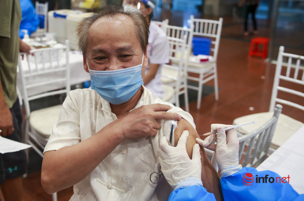 Hà Nội:  Nửa đêm vẫn tiêm vắc xin Covid-19 cho người già, bệnh nền, một điểm tiêm phục vụ 7000 người