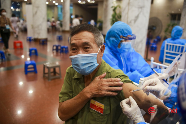 Hà Nội:  Nửa đêm vẫn tiêm vắc xin Covid-19 cho người già, bệnh nền, một điểm tiêm phục vụ 7000 người