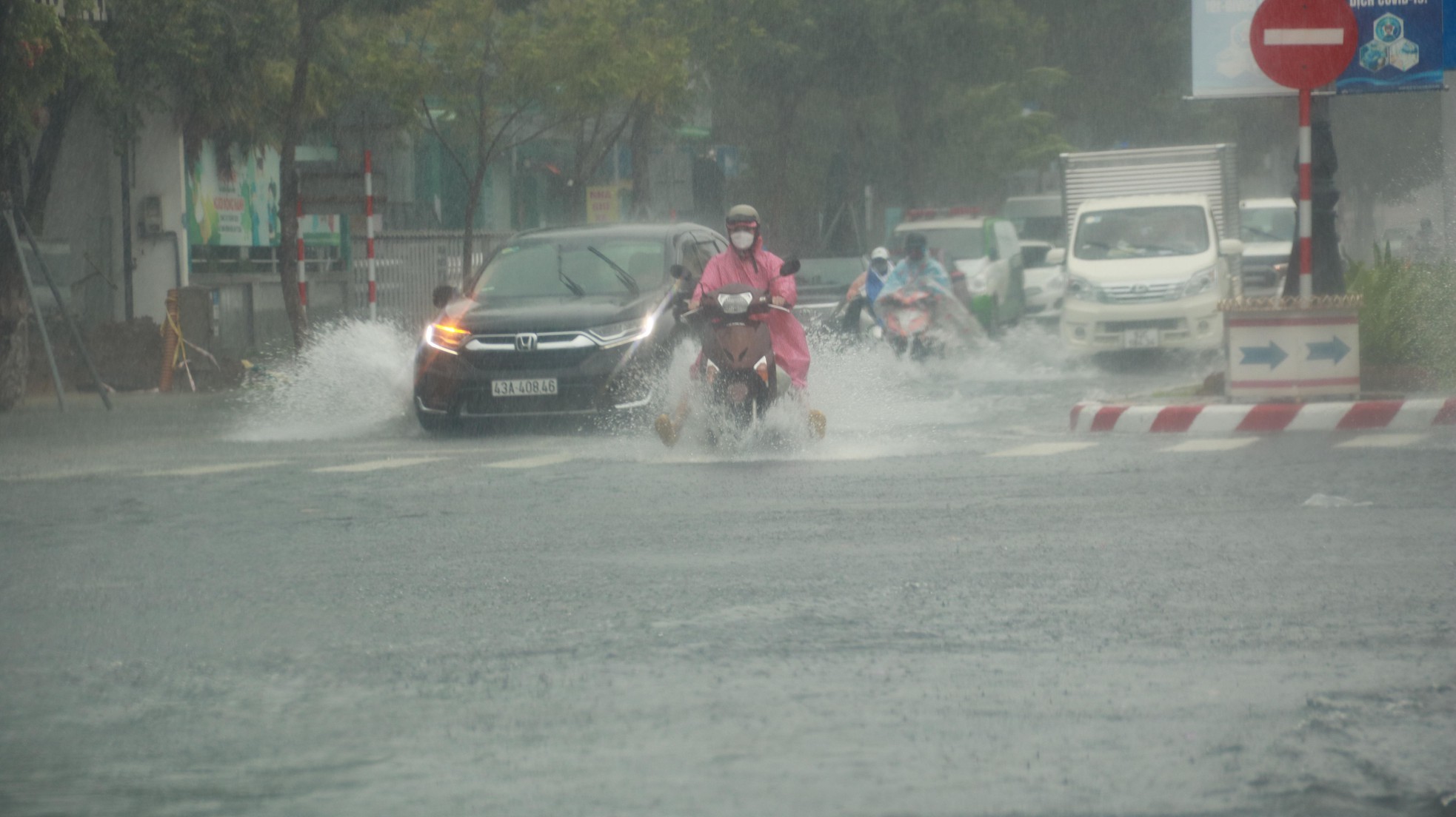 Mưa trắng trời trước giờ bão đổ bộ, đường phố Đà Nẵng biến thành sông
