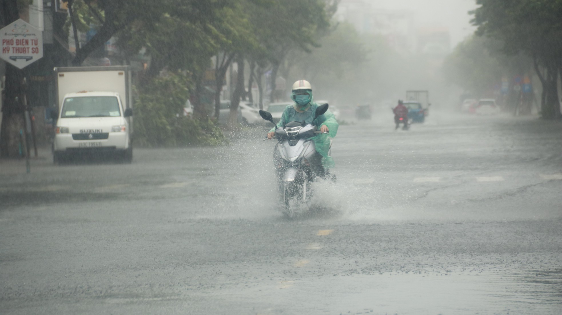 Mưa trắng trời trước giờ bão đổ bộ, đường phố Đà Nẵng biến thành sông