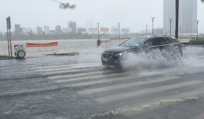 Miền Trung mưa lớn, ngập úng nhiều nơi do ảnh hưởng bão số 5