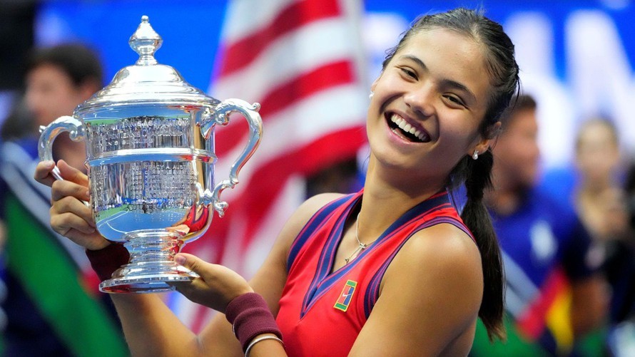 Cô gái 18 tuổi Emma Raducanu chinh phục đỉnh cao quần vợt thế giới nhờ mẹ truyền cảm hứng
