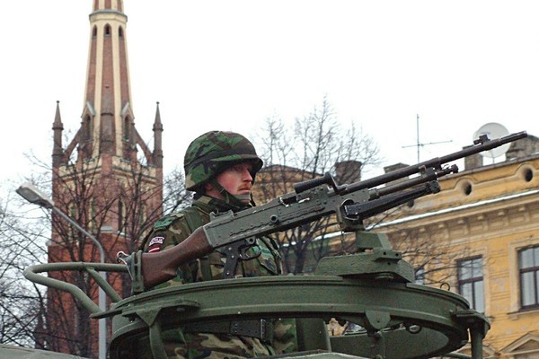 Lính NATO tập trận, bắn súng loạn xạ giữa phố khiến người dân kinh hãi