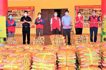 Hà Tĩnh: Gần 1000 áo phao được trao tặng cho người dân vùng rốn lũ Hương Khê
