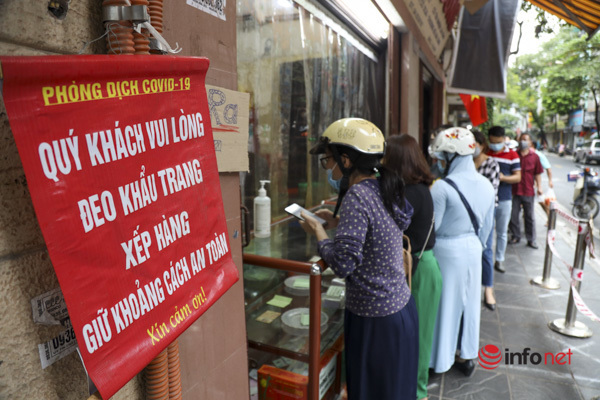 Xếp hàng dài kín đường chờ mua bánh Trung thu ở Hà Nội