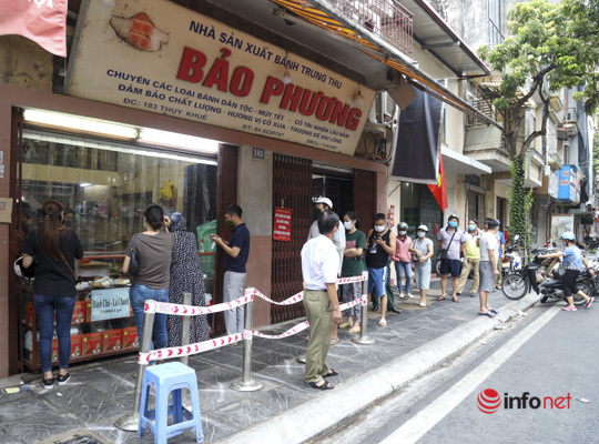 Xếp hàng dài kín đường chờ mua bánh Trung thu ở Hà Nội