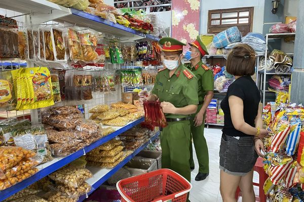 Bắc Giang: Bánh kẹo, bánh trung thu trôi nổi 'lọt' vào khách sạn, tiêu hủy hơn 9.000 sản phẩm không nguồn gốc