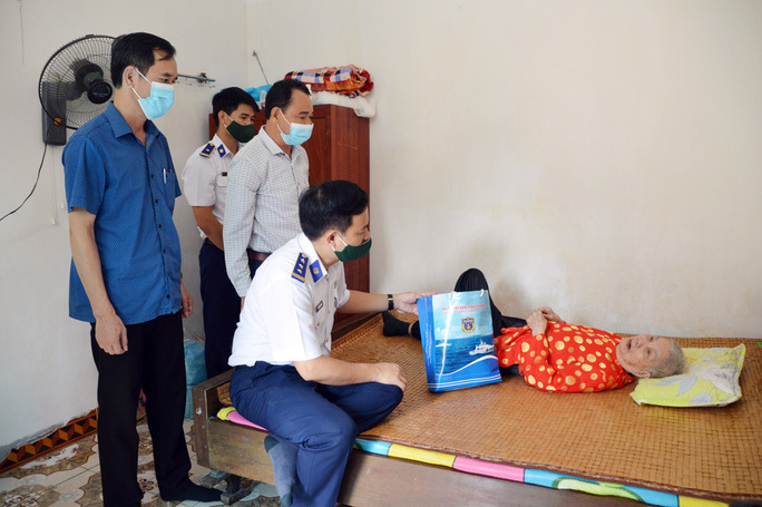 Tặng quà hỗ trợ nhân dân vùng biển Vĩnh Bảo gặp khó khăn do dịch bệnh