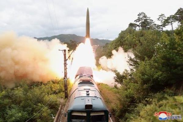 Ai là người giám sát 2 vụ phóng tên lửa mới nhất của Triều Tiên?