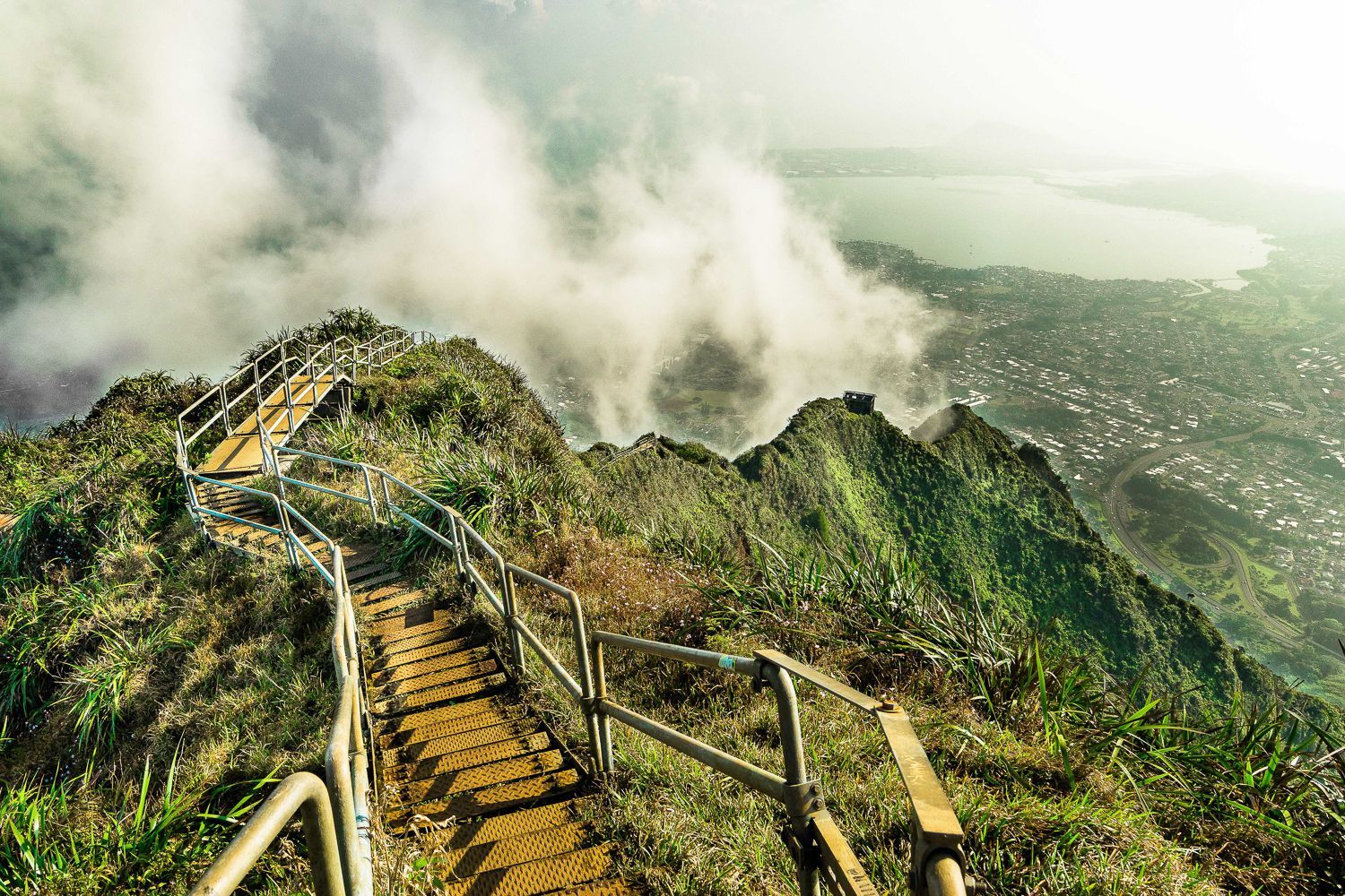 Chiêm ngưỡng nơi được gọi là 'nấc thang lên thiên đường' ở Hawaii