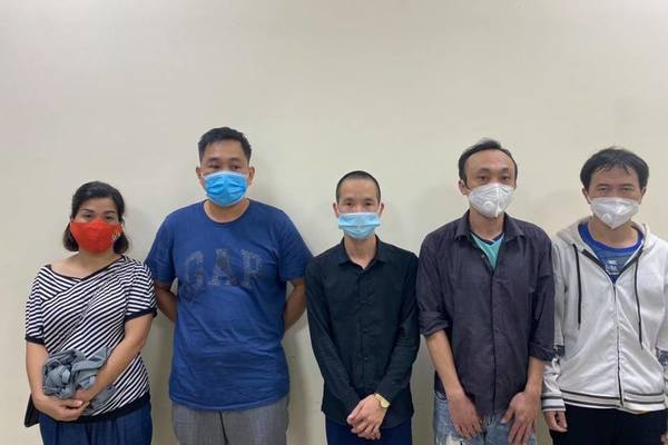 Làm giả giấy đi đường đưa 9 người từ Hà Nội về Nghệ An, nữ kế toán công ty vận tải quốc tế bị khởi tố