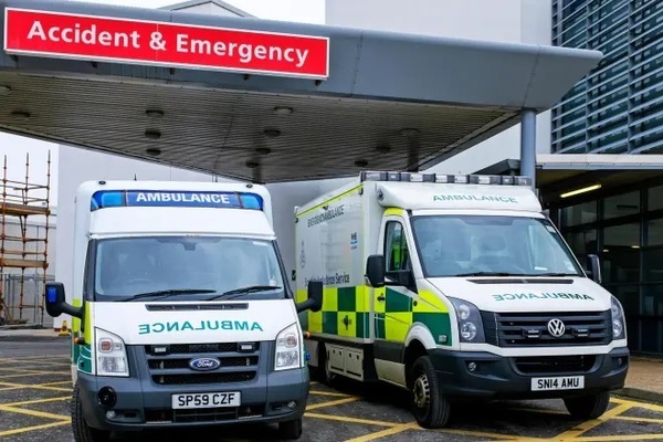Bệnh nhân Scotland qua đời trong khi chờ xe cứu thương suốt 40 tiếng