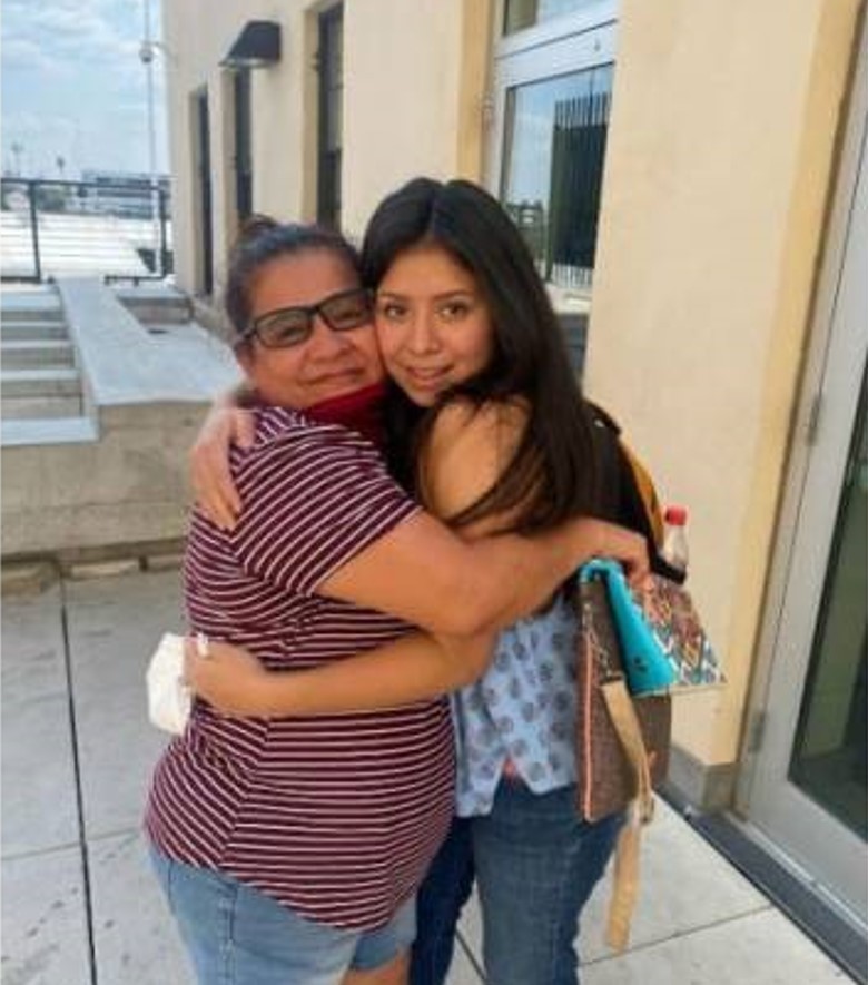 Mỹ: Cô gái bị bắt cóc khi còn nhỏ, ôm mẹ lần đầu sau 14 năm